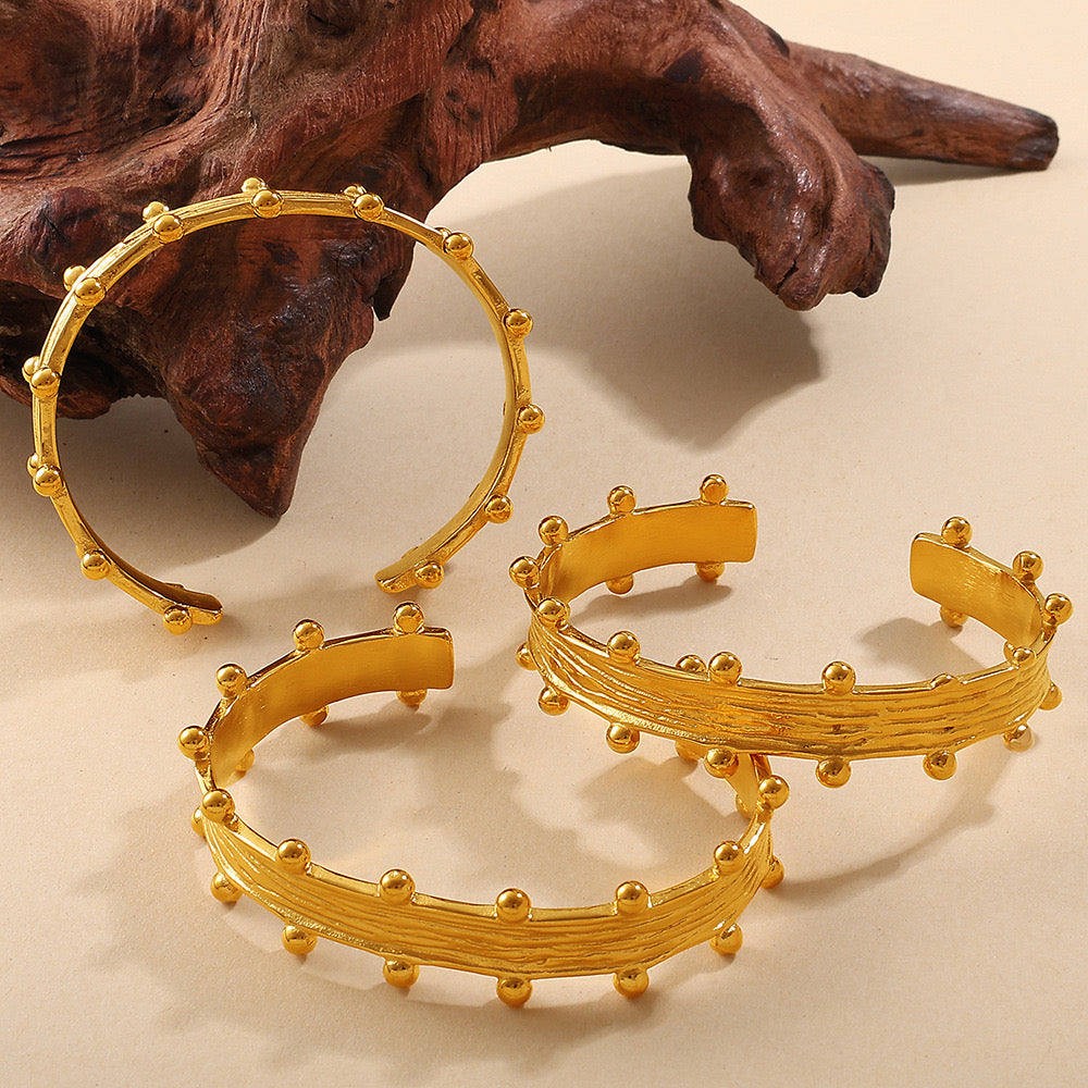 ARLO STUDDED GOLD BANGLE